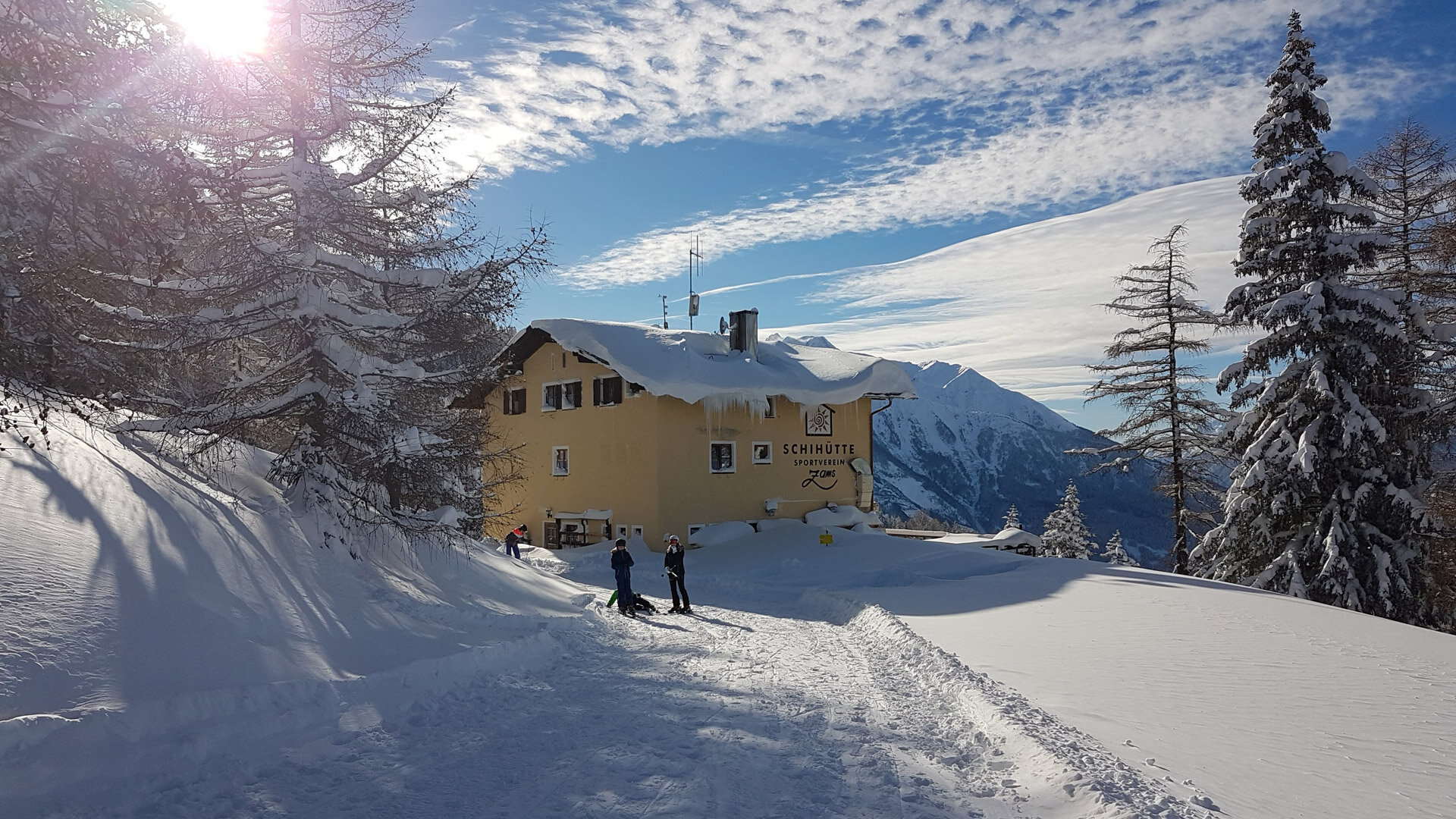 Foto: Skihütte von außen im Winter bei der E5 Wanderung Wanderhütte in Tirol.